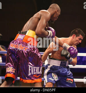 Dec 05, 2009 - La Ville de l'Atlantique, New Jersey, USA - 2009 - boxe dans la lutte contre l'action PAUL 'PUNISHER' WILLIAMS (mauve avec garniture orange) se connecte avec une gauche à la tête de SERGIO 'MARVALLIA' MARTINEZ (bleu avec des garnitures blanches) au cours de vrais champions lutte à la Adrian Phillips Ballroom de Boardwalk Hall historique dans la nuit de samedi à Atlantic City (New Jersey), champion du monde de deux divisions Paul s Banque D'Images