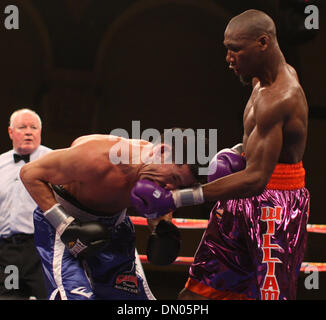 Dec 05, 2009 - La Ville de l'Atlantique, New Jersey, USA - 2009 - boxe dans la lutte contre l'action PAUL 'PUNISHER' WILLIAMS (mauve avec garniture orange) se connecte avec un uppercut à la tête de SERGIO 'MARVALLIA' MARTINEZ (bleu avec des garnitures blanches) au cours de vrais champions lutte à la Adrian Phillips Ballroom de Boardwalk Hall historique dans la nuit de samedi à Atlantic City (New Jersey), champion du monde de deux divisions Pau Banque D'Images