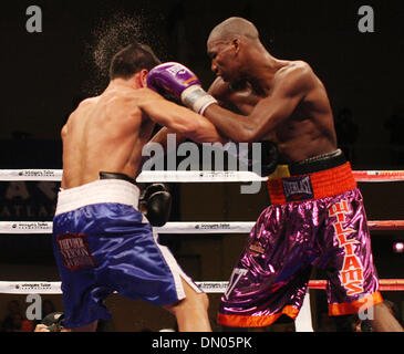 Dec 05, 2009 - La Ville de l'Atlantique, New Jersey, USA - 2009 - boxe dans la lutte contre l'action PAUL 'PUNISHER' WILLIAMS (mauve avec garniture orange) se connecte avec une gauche à la tête de SERGIO 'MARVALLIA' MARTINEZ (bleu avec des garnitures blanches) au cours de vrais champions lutte à la Adrian Phillips Ballroom de Boardwalk Hall historique dans la nuit de samedi à Atlantic City (New Jersey), champion du monde de deux divisions Paul s Banque D'Images