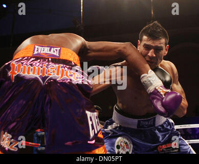 Dec 05, 2009 - La Ville de l'Atlantique, New Jersey, USA - 2009 - Boxe Lutte Dans ARVALLIA" action "SERGIO MARTINEZ (bleu avec des garnitures blanches) se connecte à un droit à l'organisme de PAUL 'THE PUNISHER' WILLIAMS (mauve avec garniture orange) au cours de vrais champions lutte à la Adrian Phillips Ballroom de Boardwalk Hall historique dans la nuit de samedi à Atlantic City (New Jersey), champion du monde de deux divisions Paul Wil Banque D'Images