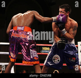 Dec 05, 2009 - La Ville de l'Atlantique, New Jersey, USA - 2009 - boxe dans la lutte contre l'action PAUL 'PUNISHER' WILLIAMS (mauve avec garniture orange) se connecte à un droit en boucle à la tête de SERGIO 'MARVALLIA' MARTINEZ (bleu avec des garnitures blanches) au cours de vrais champions lutte à la Adrian Phillips Ballroom de Boardwalk Hall historique dans la nuit de samedi à Atlantic City (New Jersey), champion du monde de deux divisions Banque D'Images