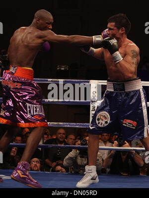 Dec 05, 2009 - La Ville de l'Atlantique, New Jersey, USA - 2009 - boxe dans la lutte contre l'action PAUL 'PUNISHER' WILLIAMS (mauve avec garniture orange) se connecte avec un droit à la tête de SERGIO 'MARVALLIA' MARTINEZ (bleu avec des garnitures blanches) au cours de vrais champions lutte à la Adrian Phillips Ballroom de Boardwalk Hall historique dans la nuit de samedi à Atlantic City (New Jersey), champion du monde de deux divisions Banque D'Images