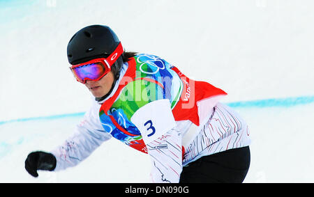 Février 16, 2010 - Cypress Mountain, Colombie-Britannique, Canada - MAELLE RICKER de team Canada conserve son œil sur le cours comme elle races pour une médaille d'or dans la dernière section du cours pendant l'événement de snowboard cross à Cypress Mountain, le mardi après-midi pendant les Jeux Olympiques d'hiver de 2010 à Vancouver. (Crédit Image : © Jed Conklin/ZUMA Press) Banque D'Images