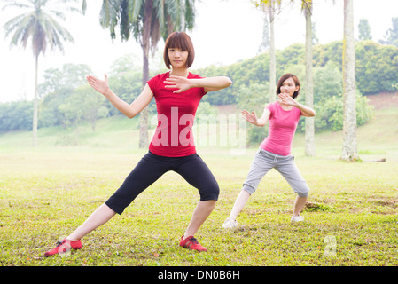 Les filles asiatiques pratiquer le tai chi dans le parc extérieur Banque D'Images