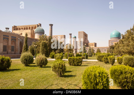 Sher Dor (Shir Dor), Ulugh Beg (Oulougbek), et Tilla Kari (Tillya Kari) madrassas, place du Registan, Samarkand, Ouzbékistan Banque D'Images