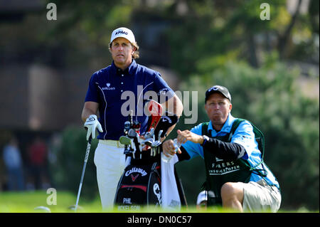 Jan 31, 2010 - San Diego, Californie, USA - PHIL MICKELSON de Rancho Santa Fe et caddie JIM MACKAY attendre au 14e trou à Torrey Pines au cours de la ronde finale de l'Open d'assurance des agriculteurs à San Diego. Mickelson a terminé en 19e place dans le tournoi de golf. (Crédit Image : © Alfred KC/ZUMA Press) Banque D'Images