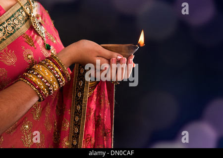 Le Diwali ou deepavali photo avec les mains tenant une lampe à huile au cours festival de lumière Banque D'Images