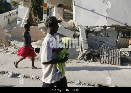 10 février 2010 - Port-au-Prince, USA - Mercredi 10 Février 2010 - Photo de Spearman Alan. (Asfinalhaiti13) Guy Joseph, 24 ans, porte son 47 jours, fille de Joseph Joutamme l'hôpital Sacré-Cœur de demander des soins médicaux. Sa femme Chedela LeVoix, 22, marche à ses côtés. Une équipe de 8 personne Le Bonher Children's Medical Centre a aidé plus de 600 Haïtiens sur leur 13 jours medi Banque D'Images