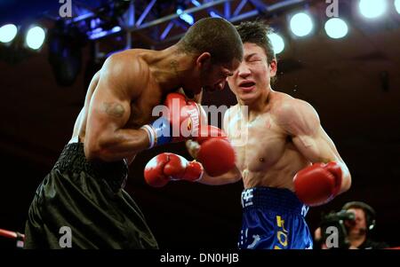 12 févr. 2010 - Temecula, Californie, USA - ESPN Friday Night Fights envahit Pechanga Resort Casino, avec le dangereux TYRONE HARRIS 25-5-0, 16 Ko (blk) trunks contre le Coréen hautement vanté perforateur JI-HOON KIM 19-5-0, 16 Ko (lignes bleues) dans un léger Bout rond 10 Jr.. À la fin, HARRIS tombera dans Rnd 5 par TKO. (Crédit Image : Â© Renay Johnson/ZUMA Press) Banque D'Images