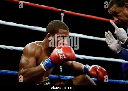 12 févr. 2010 - Temecula, Californie, USA - ESPN Friday Night Fights envahit Pechanga Resort Casino, avec le dangereux TYRONE HARRIS 25-5-0, 16 Ko (blk) trunks contre le Coréen hautement vanté perforateur Ji-Hoon Kim 19-5-0, 16 Ko (lignes bleues) dans un léger Bout rond 10 Jr.. À la fin, HARRIS tombera dans Rnd 5 par TKO. (Crédit Image : Â© Renay Johnson/ZUMA Press) Banque D'Images