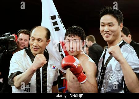 12 févr. 2010 - Temecula, Californie, USA - ESPN Friday Night Fights envahit Pechanga Resort Casino, avec le dangereux Tyrone Harris 25-5-0, 16 Ko (blk) trunks contre le Coréen hautement vanté perforateur JI-HOON KIM 19-5-0, 16 Ko (lignes bleues) dans un léger Bout rond 10 Jr.. À la fin, HARRIS tombera dans Rnd 5 par TKO. (Crédit Image : Â© Renay Johnson/ZUMA Press) Banque D'Images