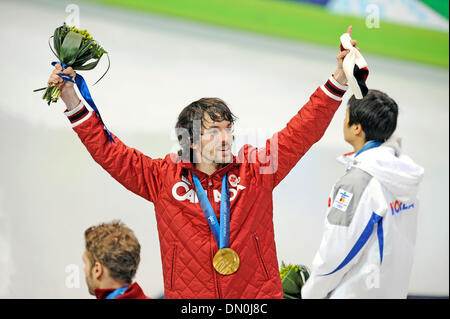 26 févr., 2010 - Vancouver, Colombie-Britannique, Canada - May 26, 2010 - Vancouver, Colombie-Britannique, Canada - Canada's CHARLES HAMELIN soulève ses bras sur le podium de la Men's 500m de patinage de vitesse sur courte piste finale au Jeux Olympiques d'hiver de 2010 Le 26 février 2010 à Vancouver, Colombie-Britannique. Hamelin a remporté la médaille d'or et d'Ohno a été disqualifié dans la course. (Crédit Image : © Jed Conkl Banque D'Images