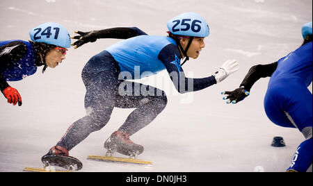 Le 26 février 2010 - Vancouver, Colombie-Britannique, Canada - Jeux Olympiques Mens 500m de patinage de vitesse sur courte piste - USA's Apolo Anton Ohno skates dans le Mens 500m de patinage de vitesse sur piste demi-finales à l'olympique d'hiver de 2010 Le 26 février 2010 à Vancouver, Colombie-Britannique. (Crédit Image : © Paul Kitagaki Jr./ZUMApress.com) Banque D'Images