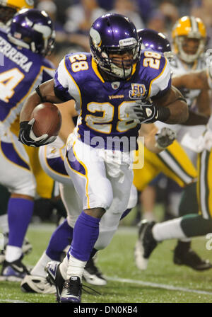 Le 21 novembre 2009 - Minneapolis, Minnesota, United States of America - Minnesota Vikings runningback Adrian Peterson (# 28) en action au cours du premier trimestre du jeu entre les Packers de Green Bay et les Minnesota Vikings au Mall of America Field à Minneapolis, au Minnesota. Les Packers défait les Vikings 31-3. (Crédit Image : © Marilyn Indahl/ZUMAPRESS.com) Southcreek/mondial Banque D'Images