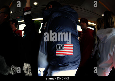 19 févr. 2010 - Vancouver, Colombie-Britannique, Canada - Le Sky Train à Vancouver, BC chargé quotidiennement avec la position des fans pour les Jeux Olympiques d'hiver. (Crédit Image : © Jed Conklin/ZUMA Press) Banque D'Images