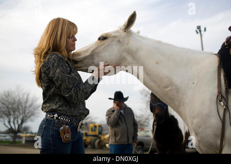 Le 28 janvier 2010 - Redding, Californie, USA - Vanessa Hansen, 43, de produits laitiers, en Orégon, attend jeudi pour prévisualiser son hongre, Smart lil' Buckaroo, à la 69e assemblée annuelle et Bull Red Bluff Vente hongre au District de Tehama parc des expositions. Hansen a dit qu'elle avait été plus affectueux pour le cheval dans la semaine dernière et qu'il avait été le retour d'affection.. Nathan Morgan/enregistrement de projecteur. (C Banque D'Images