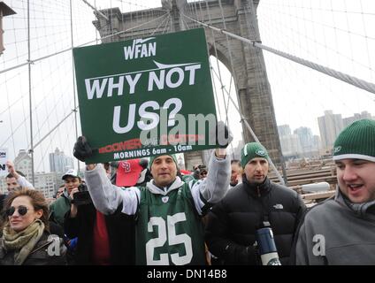 Jan 08, 2010 - Manhattan, New York, USA - radio WFAN Craig de la personnalité à travers des marches CARTON le pont de Brooklyn dans un jersey jets et un speedo après avoir perdu un pari que les jets se font les playoffs avec co-hôte et l'ancien quart-arrière des Jets Boomer Esiason. (Crédit Image : Â© Bryan Smith/ZUMA Press) RESTRICTIONS : * New York * hors droits Journaux Banque D'Images