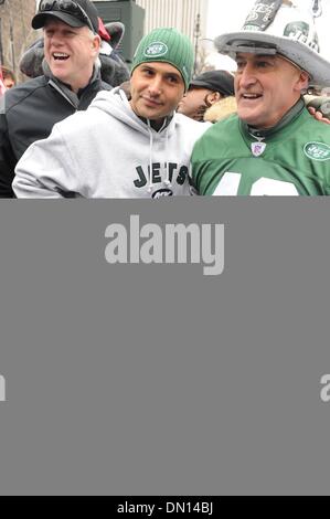 Jan 08, 2010 - Manhattan, New York, USA - WFAN personnalités radio BOOMER ESIASON CRAIG, carton et ED ANZALONE, mieux connu comme pompier ED après la marche. Radio WFAN Craig de la personnalité à travers des marches Carton le pont de Brooklyn dans un jersey jets et un speedo après avoir perdu un pari que les jets se font les playoffs avec co-hôte et l'ancien quart-arrière des Jets Boomer Esiason. (Credi Banque D'Images