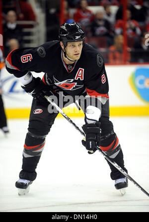 8 janv. 2010 - Raleigh, Caroline du Nord), USA - Carolina Hurricanes (6) TIM GLEASON comme les Hurricanes de la Caroline à l'encontre de l'Avalanche du Colorado avec un score final de 2-1 qu'ils ont joué à la RBC Centre situé à Raleigh. Copyright 2010 Jason Moore. (Crédit Image : © Jason Moore/ZUMApress.com) Banque D'Images