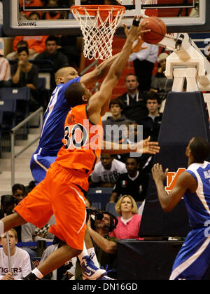 16 janvier 2010 - Auburn, Massachusetts, USA - California's Daniel Orton a bloqué le tir de Brendon Knox, au Kentucky défait Auburn 72-67 le samedi 16 janvier 2010 à Auburn, AL. Photo par Mark Cornelison | Personnel. (Crédit Image : © Lexington Herald-Leader/ZUMApress.com) Banque D'Images