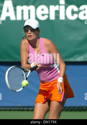 Déc 03, 2005 ; Delray Beach, FL, USA ; Top Model, Frederique Van der Waal renvoie une tourné au cours de la 2005 Chris Evert Banque d'Amérique à l'Pro-Celebrity Classic Tennis Delray Beach Tennis Center. Crédit obligatoire : Photo par Bob Shanley/Palm Beach Post /ZUMA Press. (©) Copyright 2005 par Palm Beach Post Banque D'Images