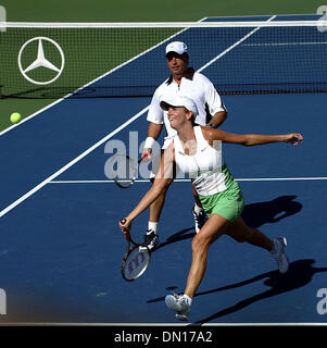 Déc 03, 2005 ; Delray Beach, FL, USA ; Chris Evert s'exécute après un tir au 2005 Chris Evert Banque d'Amérique à l'Pro-Celebrity Classic Tennis Delray Beach Tennis Center, samedi. Ici Jon Lovitz partenaire regarde, ils étaient en train de jouer Frederique et Sebastein Grosjean. Crédit obligatoire : Photo par Bob Shanley/Palm Beach Post /ZUMA Press. (©) Copyright 2005 par Palm Beach Post Banque D'Images