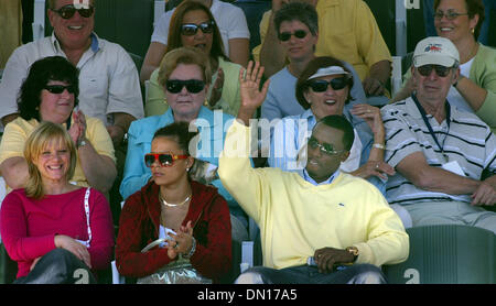 Déc 03, 2005 ; Delray Beach, FL, USA ; Sean 'Diddy' Combs les vagues de l'est de la 2005 Chris Evert Banque d'Amérique à l'Pro-Celebrity Classic Tennis Delray Beach Tennis Center, samedi. Crédit obligatoire : Photo par Bob Shanley/Palm Beach Post /ZUMA Press. (©) Copyright 2005 par Palm Beach Post Banque D'Images