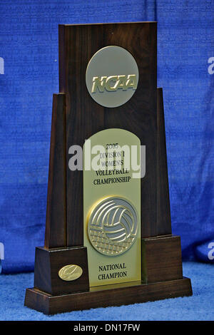 Déc 14, 2005 ; San Antonio, TX, USA ; 2005 NCAA Division I Women's Volleyball Championship Trophy. Crédit obligatoire : Photo par Kin Homme Hui/San Antonio Express-News/ZUMA Press. (©) Copyright 2005 par San Antonio Express-News Banque D'Images