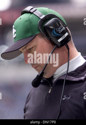 Dec 17, 2005, Irving, TX, USA ; l'entraîneur-chef Todd DODGE semble calme comme les dernières secondes cocher le réveil pendant Southlake, (Tex.) Carroll's 34-20 victoire sur Katy dans le Texas UIL Classe 5A Division II titre match au Stade du Texas. Crédit obligatoire : photo par Robert Hughes/ZUMA Press. (C) Copyright 2005 par Robert Hughes Banque D'Images