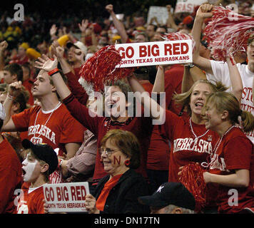 Dec 28, 2005 ; San Antonio, TX, USA ; NCAA Football : Nebraska célèbre sa victoire lors de la victoire sur les Cornhuskers du Nebraska Michigan Wolverines dans l'Alamo Bowl 2005 à l'Alamodome de San Antonio, Texas. Crédit obligatoire : Photo par T Reel/San Antonio Express-News/ZUMA Press. (©) Copyright 2005 par San Antonio Express-News Banque D'Images
