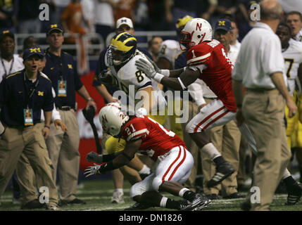 Dec 28, 2005 ; San Antonio, TX, USA ; NCAA Football : il s'attaquer à la fin du jeu lors de la victoire sur les Cornhuskers du Nebraska Wolverines du Michigan dans l'Alamo Bowl 2005 à l'Alamodome de San Antonio, Texas. Crédit obligatoire : Photo par BM Sobhani/San Antonio Express-News/ZUMA Press. (©) Copyright 2005 par San Antonio Express-News Banque D'Images