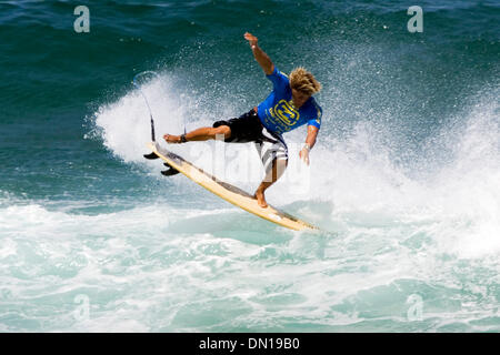 Jan 01, 2006 ; Narrabeen, NSW, Australie ; BEAU Australien WALKER (Coolangatta)) (photo) se sur Ben Dunn (Ancien Bar, NSW) dans le deuxième volet de la Billabong World Junior Championships ayant lieu à North Narrabeen, NSW, Australie. Walker a été marginalisée au deuxième tour après avoir été battu par Shaun Payne de l'Afrique du Sud aujourd'hui. Le Billabong World Junior Championships est le mo Banque D'Images