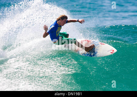 Jan 01, 2006 ; Narrabeen, NSW, Australie, l'Australian MATT WILKINSON (Copacabana, Central Coast, NSW) était la seule australienne (huit australiens sont inclus dans la gamme de 48 surfeurs) pour gagner dans la première ronde du championnat du monde junior Billabong ayant lieu à North Narrabeen, NSW, Australie aujourd'hui. Alors que les surfeurs en provenance d'Afrique du Sud, Brésil, Nouvelle-Zélande, Hawaii, l'Espagne et Tahiti d Banque D'Images