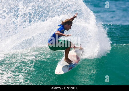 Jan 01, 2006 ; Narrabeen, NSW, Australie, l'Australian MATT WILKINSON (Copacabana, Central Coast, NSW) était la seule australienne (huit australiens sont inclus dans la gamme de 48 surfeurs) pour gagner dans la première ronde du championnat du monde junior Billabong ayant lieu à North Narrabeen, NSW, Australie aujourd'hui. Alors que les surfeurs en provenance d'Afrique du Sud, Brésil, Nouvelle-Zélande, Hawaii, l'Espagne et Tahiti d Banque D'Images