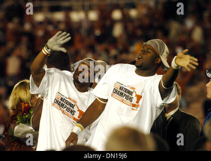 Jan 04, 2006 ; Pasadena, CA, USA ; Texas longhorns quarterback Vince Young, droite, et ses coéquipiers célèbrent leur victoire sur l'USC Rose Bowl de Pasadena, en Californie le 4 janvier 2006. Crédit obligatoire : Photo par B Calzada San Antonio/Express/ZUMA Press. (©) Copyright 2006 by B Calzada/San Antonio Express Banque D'Images