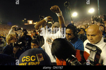 Jan 04, 2006 ; Pasadena, CA, USA ; Texas longhorns quarterback Vince Young célèbre comme il quitte le Rose Bowl, domaine où son équipe a battu l'USC pour le championnat national sur le 4 janvier 2006. Crédit obligatoire : Photo par B Calzada San Antonio/Express/ZUMA Press. (©) Copyright 2006 by B Calzada/San Antonio Express Banque D'Images