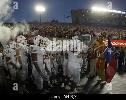 Jan 04, 2006 ; Pasadena, CA, USA ; Texas Longhorn joueurs et entraîneurs se précipiter sur le terrain pour le championnat national à la 92e Rose Bowl de Pasadena, Californie, 4 janvier 2006. Crédit obligatoire : Photo par Armando Arorizo/ZUMA Press. (©) Copyright 2006 by Arorizo Banque D'Images