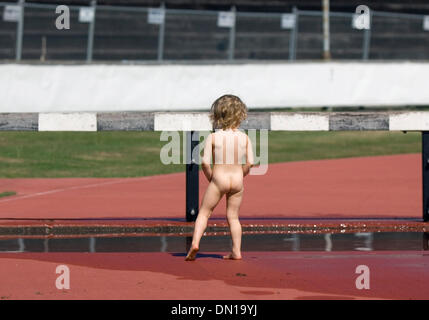 Jan 19, 2006 ; Christchurch, Nouvelle-Zélande ; les athlètes de 30 à 96 ans et de plus de quatre pays ont participé à l'Europe de l'Association Master 13 athlètes d'athlétisme à Christchurch, Nouvelle-Zélande en janvier 2006. Concurrents dans le Grand Steeple de saut d'obstacles et par l'eau qui a tout-petits curieux sur cette chaude journée d'été. C Obligatoire Banque D'Images