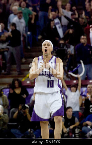 Jan 19, 2006 ; Los Angeles, CA, USA ; King MIKE BIBBY Sacramento trois célèbre un pointeur dans la kings gagner les Lakers de Los Angeles Jeudi, 19 janvier 2005 à Arco arena.Les rois a gagné en prolongation 118-109. Crédit obligatoire : Photo par Carl Costas/Sacramento Bee/ZUMA Press. (©) Copyright 2006 par Carl Costas/Sacramento Bee Banque D'Images