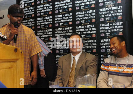 Jan 24, 2006 ; Los Angeles, CA, USA ; (L-R) Golden Boy Promotions CHEF RICHARD SCHAEFER et 'Sugar' SHANE MOSLEY écouter Fernando Vargas' un entraîneur (DANNY SMITH) parler à la presse à la conférence de presse de Los Angeles pour son prochain combat contre Poids welter Junior 'féroces' Fernando Vargas le 25 février à l'hôtel Mandalay Bay, à Las Vegas. Une note intéressante est le th Banque D'Images