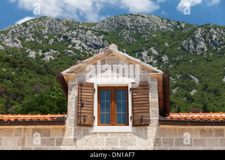 Vieille façade de maison avec des fragments de lucarne. Perast, Monténégro Banque D'Images