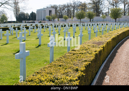 Tombes des soldats américains un qui est mort au cours de la Seconde Guerre mondiale et la Chapelle du Souvenir, le cimetière de guerre US, Madingley, Cambridge, Royaume-Uni Banque D'Images