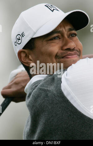 Jan 28, 2006 ; La Jolla, CA, USA ; GOLF : tiger woods chasse du 2ème tee au cours de la Buick Invitational 2006. Crédit obligatoire : Photo par Sean M Haffey/San Diego Union Européenne T/ZUMA Press. (©) Copyright 2006 par San Diego Union Européenne T Banque D'Images