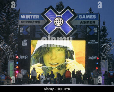 Jan 26, 2006 ; Aspen, Colorado, USA ; Shaun White, 19 ans, de Carlsbad, CA, participe à l'hiver X-Games à Aspen, CO. WHITE a remporté une médaille d'or dans le halfpipe et slopestyle. WHITE va représenter les États-Unis aux Jeux Olympiques, demi-lune, la concurrence. Crédit obligatoire : Photo par K.C. Alfred/San Diego Union Européenne T/ZUMA Press. (©) Copyright 2006 par San Diego Union Européenne T Banque D'Images