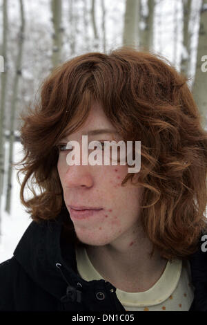 Jan 26, 2006 ; Aspen, Colorado, USA ; Shaun White, 19 ans, de Carlsbad, CA, participe à l'hiver X-Games à Aspen, CO. WHITE a remporté une médaille d'or dans le halfpipe et slopestyle. WHITE va représenter les États-Unis aux Jeux Olympiques, demi-lune, la concurrence. Crédit obligatoire : Photo par K.C. Alfred/San Diego Union Européenne T/ZUMA Press. (©) Copyright 2006 par San Diego Union Européenne T Banque D'Images