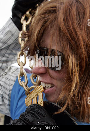 Jan 28, 2006 ; Aspen, Colorado, USA ; Pro snowboarder shaun white, 19 ans, de Carlsbad, CA, remporte une médaille d'or dans le halfpipe et slopestyle. White va représenter les États-Unis dans le halfpipe olympique Jeux Olympiques 2006 à Turin la concurrence en Italie. Crédit obligatoire : Photo par K.C. Alfred/SDU-T/ZUMA Press. (©) Copyright 2006 by SDU-T Banque D'Images