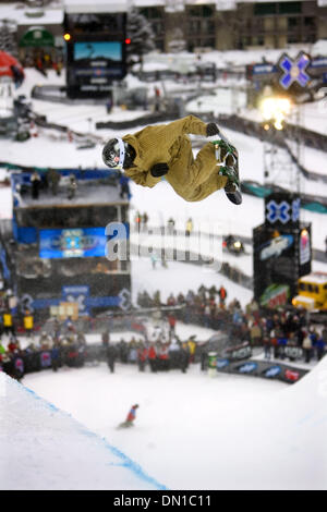 Jan 28, 2006 ; Aspen, Colorado, USA ; Pro snowboarder shaun white, 19 ans, de Carlsbad, CA, remporte une médaille d'or dans le halfpipe et slopestyle. White va représenter les États-Unis dans le halfpipe olympique Jeux Olympiques 2006 à Turin la concurrence en Italie. Crédit obligatoire : Photo par K.C. Alfred/SDU-T/ZUMA Press. (©) Copyright 2006 by SDU-T Banque D'Images