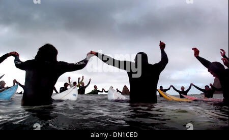 Feb 07, 2006 ; Moon Bay, CA, USA ; Surfers inscrivez-vous les mains dans un moment de silence tandis que les vagues de bénédiction d'un demi-mile dans l'océan Pacifique à Mavericks Beach à Half Moon Bay. La marque de respect symbolique est une tradition célèbre la cérémonie d'ouverture des Mavericks Surf Contest. Crédit obligatoire : Photo par Kevin German/Sacramento Bee/ZUMA Press. (©) Copyright 2006 by Sacram Banque D'Images