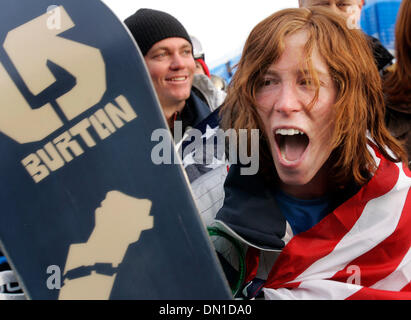 Feb 12, 2006 ; Bardonecchia, Italie ; XX Jeux Olympiques d'hiver : Shaun White de l'US célèbre après avoir remporté une médaille d'or chez les hommes half pipe Snowboard compétition aux Jeux Olympiques d'hiver de 2006 à Turin, Italie de Bardonecchia. Crédit obligatoire : Photo par K.C. Alfred/SDU-T/ZUMA Press. (©) Copyright 2006 by SDU-T Banque D'Images