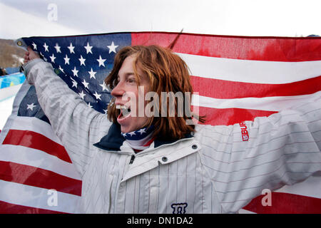 Feb 12, 2006 ; Bardonecchia, Italie ; XX Jeux Olympiques d'hiver : Shaun White de l'US célèbre après avoir remporté une médaille d'or chez les hommes half pipe Snowboard compétition aux Jeux Olympiques d'hiver de 2006 à Turin, Italie de Bardonecchia. Crédit obligatoire : Photo par K.C. Alfred/SDU-T/ZUMA Press. (©) Copyright 2006 by SDU-T Banque D'Images